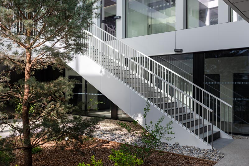 cour-int-escalier